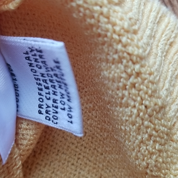(L) St. John Sport Yellow 3/4 Sleeve Top Wool and Rayon Blend Knit V Neck - Picture 8 of 11